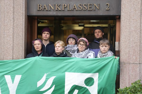 Oslo 20250822. 
Extinction Rebellion aksjonerer utenfor lokalene til Norges Bank.
Foto: Javad Parsa / NTB
