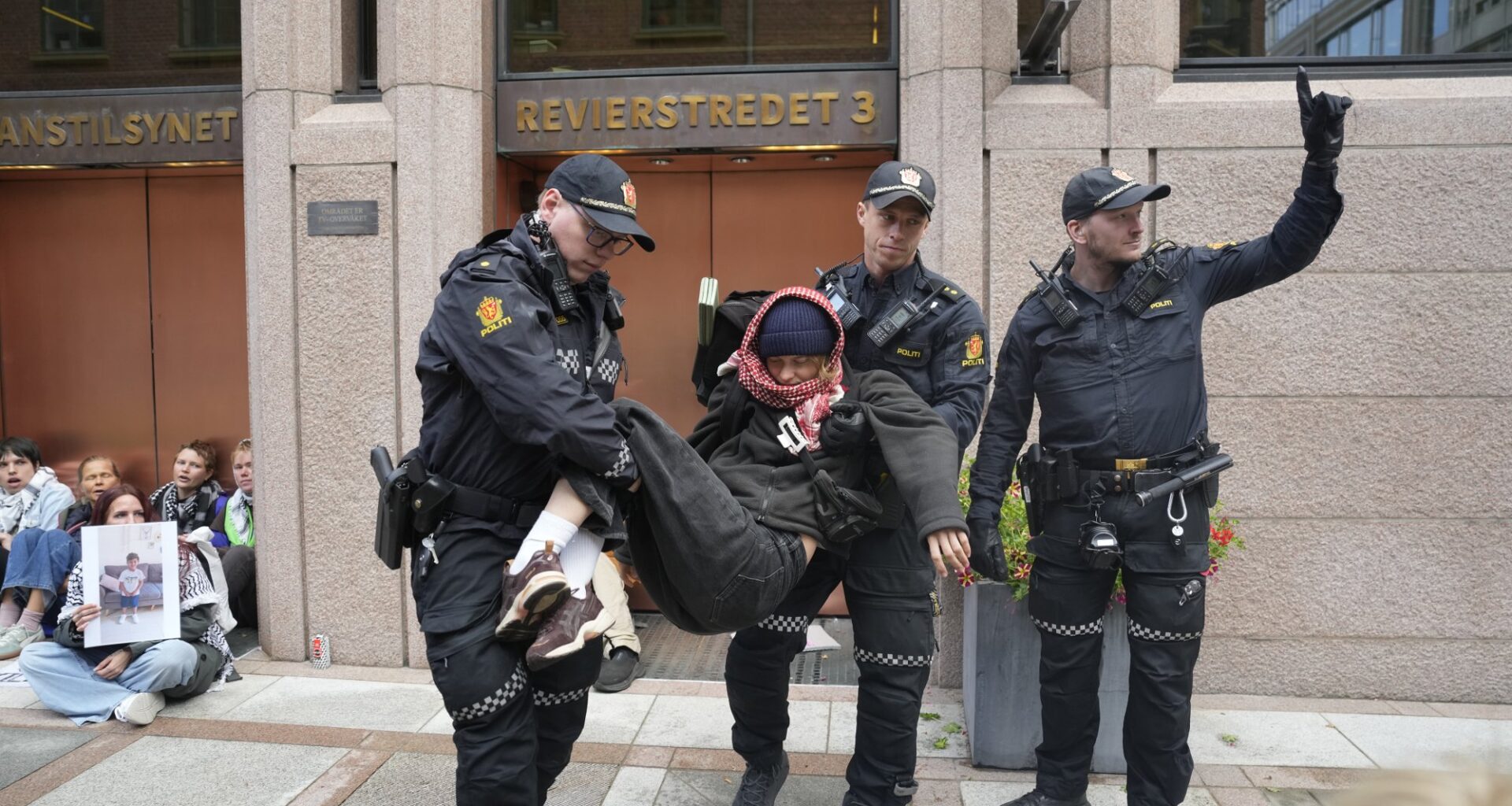 Demonstrasjon, Ro og orden | Klimaaktivistene i Extinction Rebellion aksjonerer mot DNB og Norges Bank i Oslo