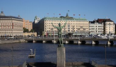 Stockholm og kommunene rundt ber innbyggerne redusere vannforbruket umiddelbart på grunn av akutt vannmangel.
