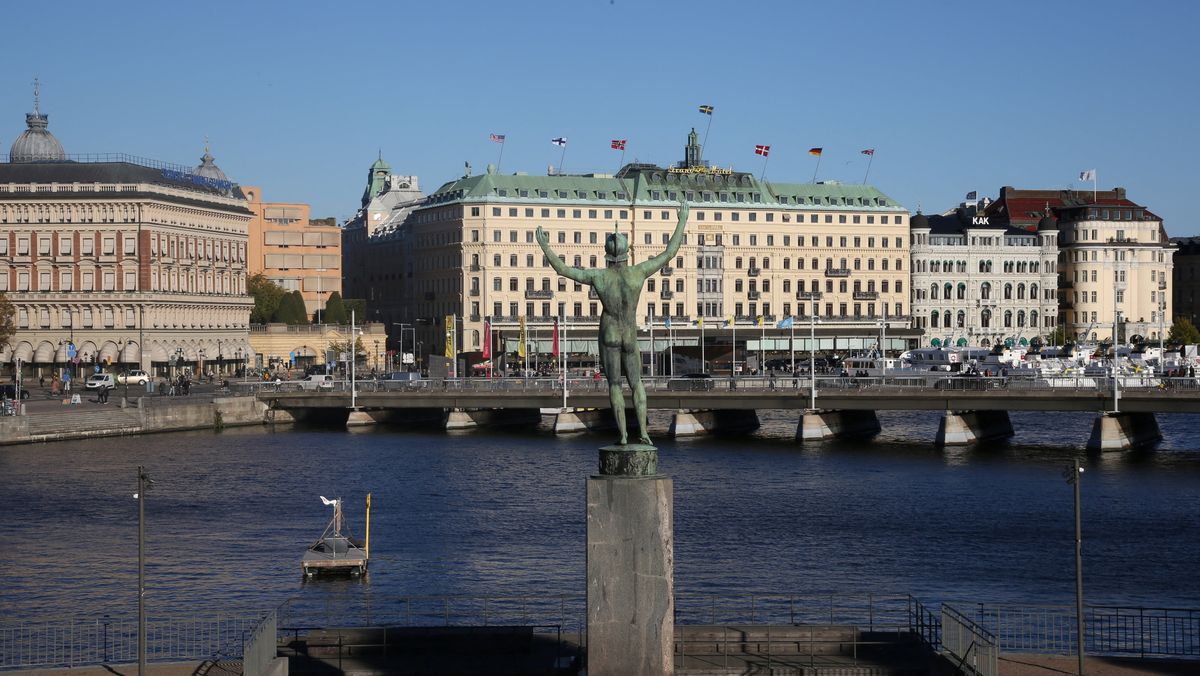Stockholm og kommunene rundt ber innbyggerne redusere vannforbruket umiddelbart på grunn av akutt vannmangel.