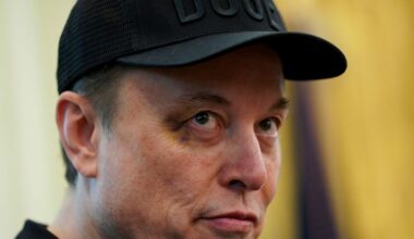 Elon Musk hevder at Apple favoriserer OpenAI i App Store.