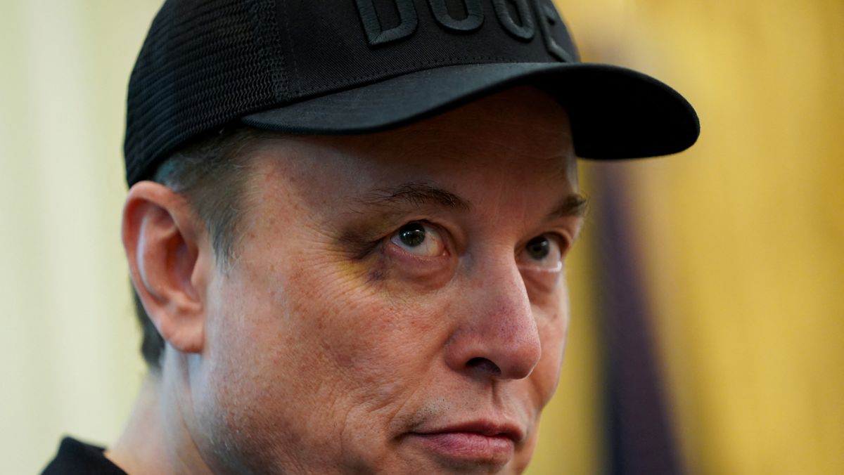 Elon Musk hevder at Apple favoriserer OpenAI i App Store.