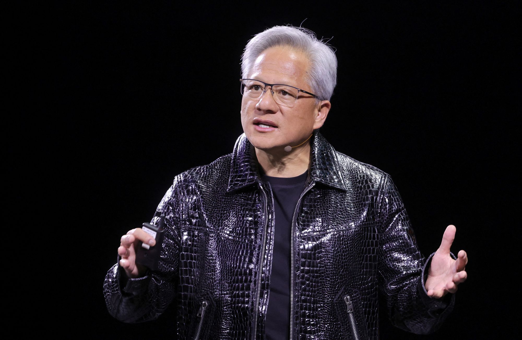 Nvidia-sjef Jensen Huang sier amerikanske myndigheter har forsikret selskapet om at det vil få lisens til å gjenoppta eksporten av KI-databrikker til Kina.