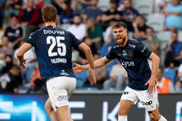 Sondre Bjørshol og Henrik Falchener jubler etter at Viking presset fram et Basakshehir-selvmål etter 34 mimutter.