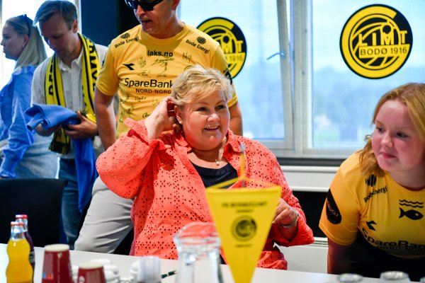 Bodø 20230727. 
Leder i høyre, Erna Solberg, reiste til Bodø der hun skal se på fotballkampen mellom Bodø/Glimt og Bohemians Prague. Før kampen skal Bodø Høyre lansere et forslag for å bekjempe mobbing i Bodøskolen.
Foto: Rodrigo Freitas / NTB
