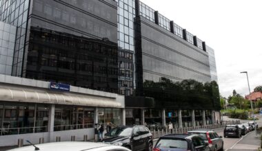 Politidirektoratet og politiets IKT-tjenester holder til i bygget med den mørke glassfasaden, like ved Colosseum kino på Majorstuen i Oslo.