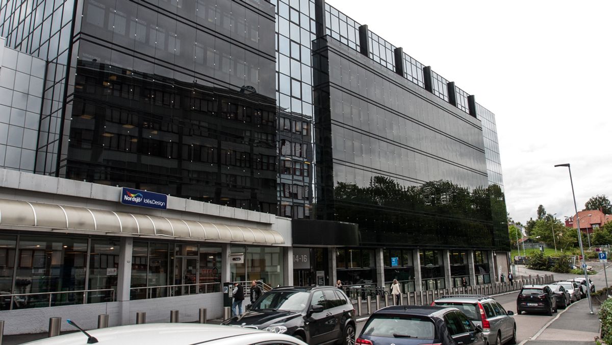 Politidirektoratet og politiets IKT-tjenester holder til i bygget med den mørke glassfasaden, like ved Colosseum kino på Majorstuen i Oslo.