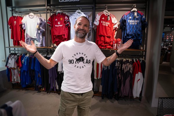 Umulig å få kjøpt Brann-drakter i Bergen sentrum. Butikksjef Andre Gullord hos Torshov Sport i Bergen fortviler.