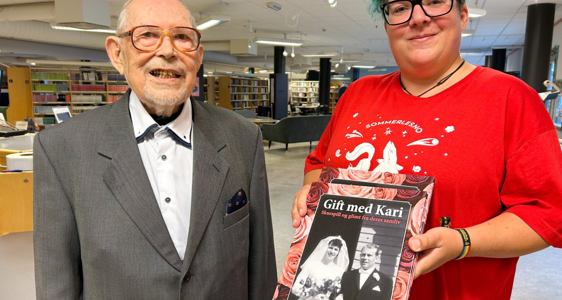 Mosjøen, Vefsn bibliotek | Nå er den helt spesielle boka til Randolf (92) levert på biblioteket: – Kommer til å bli godt lest