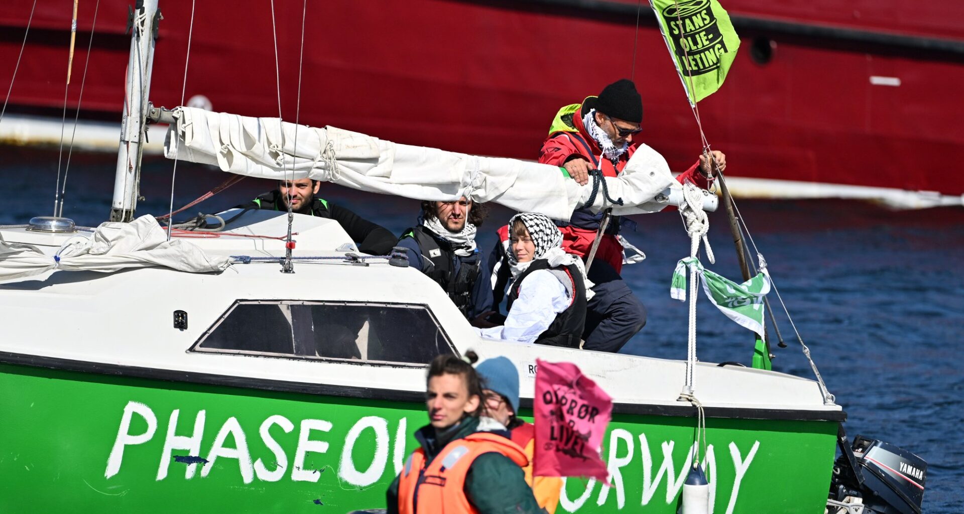 Greta Thunberg, Extinction Rebellion | Ny utvikling: Her seiler Greta Thunberg mens politiet puster henne i nakken