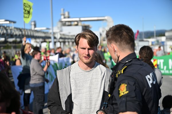 Demonstranter stenger Mongstad