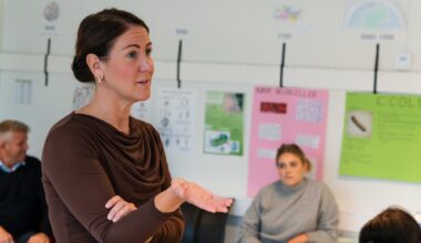 Mosjøen, Vefsn | Ministeren tok turen til Mosjøen – ble utfordret av elevene