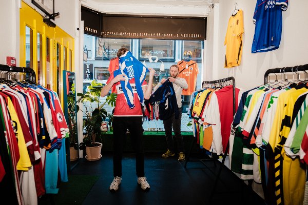 Fotballdrakt-trenden har gått som en farsott gjennom Bergen. I Italia går en mann rundt med en Minde IL-trøye. 

Bergensere leverer inn drakter fra gamle barndomsklubber til fotballdraktbutikken Fdb. 343 i gågaten.

Bak butikken står bergenserne Sindre Lundberg og Joakim Neergård. De greide ikke helt bestemme seg for hvilken lokaldrakt som skulle på for bildet. Lundberg trer på seg sin gamle Minde-trøye.