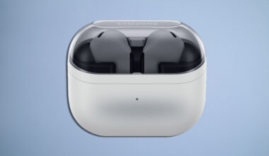 Samsung Galaxy Buds 3 FE i hvitt mot en blå TechRadar-bakgrunn.