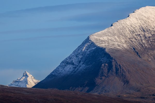 Tromsdalstinden foran - Hamperokken bak. begge med nysnø.
Foto: Yngve Olsen