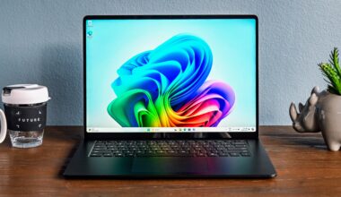 Microsoft Surface Laptop 7 på et trebord, sett forfra med åpen skjerm.