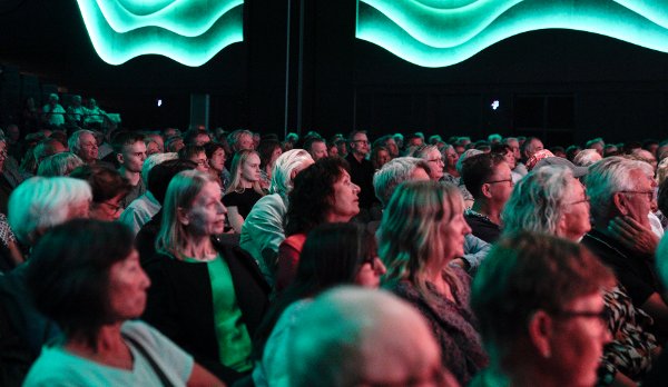 Noen av publikum under konserten med Kåre Conradi og Haugaland Storband i Maritim Hall.
