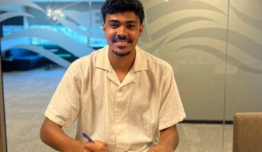 (+) Her signerer Nikolai (21) fra Tromsø avtalen som gjør han kan leve av lidenskapen - itromso.no