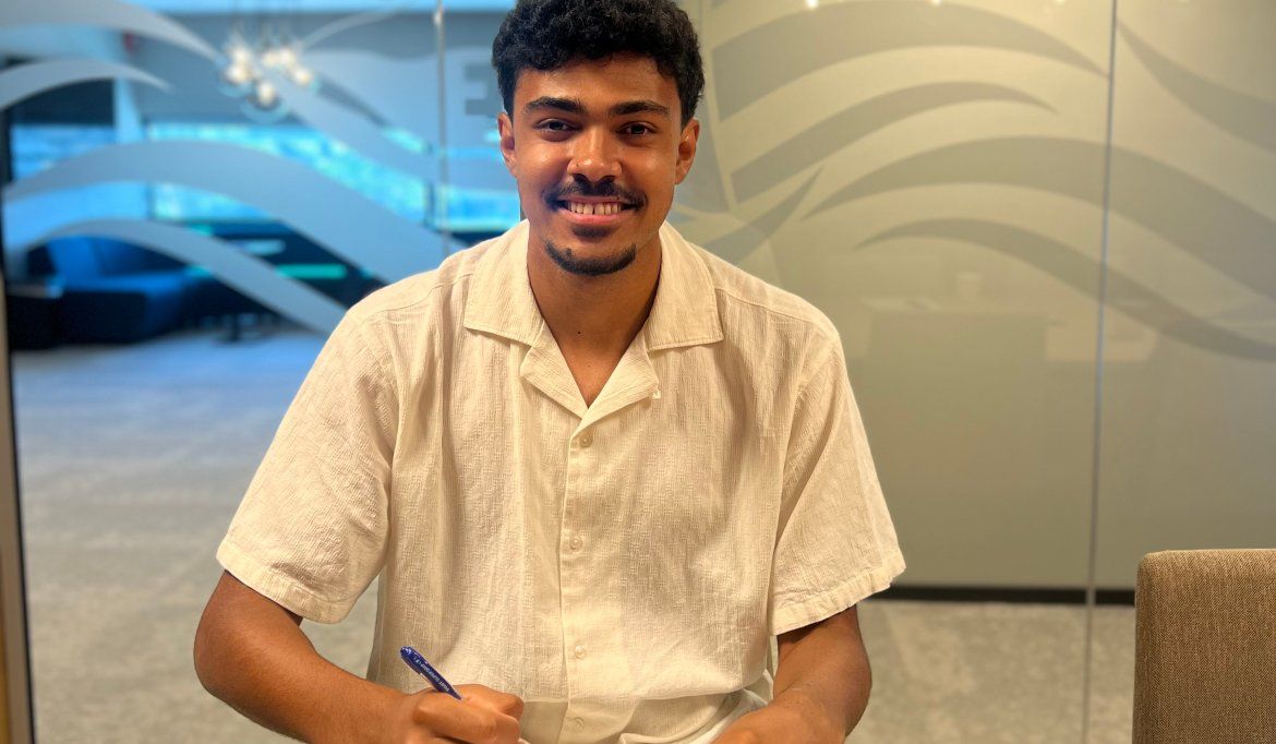 (+) Her signerer Nikolai (21) fra Tromsø avtalen som gjør han kan leve av lidenskapen - itromso.no