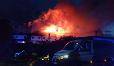 Leilighetsbygg i Nannestad står i brann – ikke mulig å redde