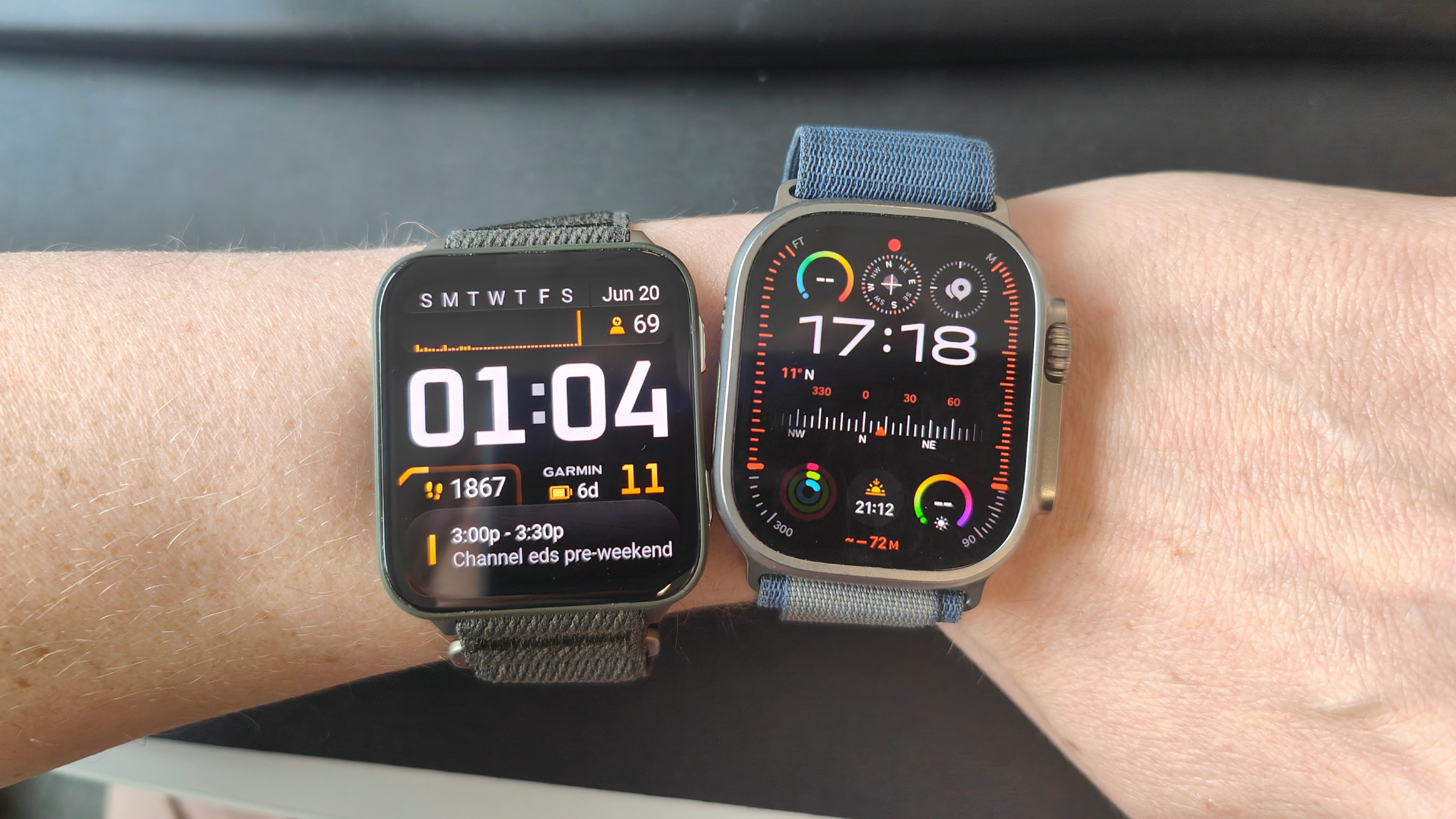Garmin Venu X1 ved siden av en Apple Watch Ultra 2.