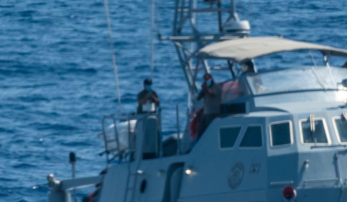 (+) Kaptein fra Sunnmøre midt i dramet: Plutselig ble skipet pepret med kuler - smp.no
