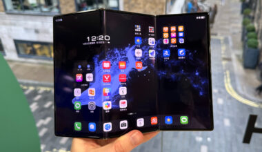 En person holder en Huawei Mate XT.