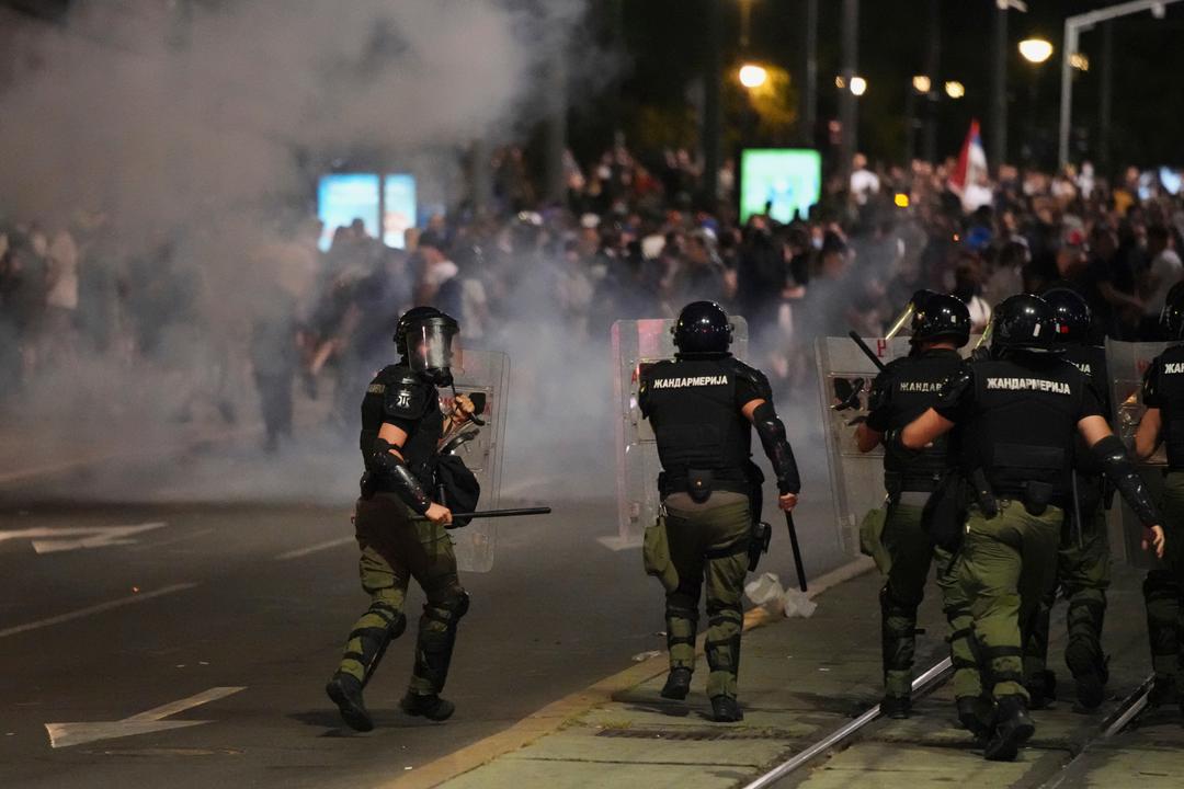 Demonstranter raserte kontorlokalene til Serbias styrende parti