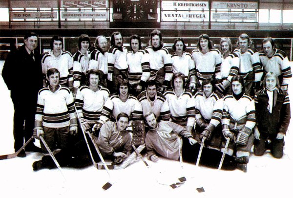 ?Referanse
digital-2004.jpg
?Bildetekst
For 30 år siden rykket Stjernen opp i eliteserien: Opprykkslaget. Bak fra venstre: Thor Westmark (lagleder), Hans Jakob Malm, Johnny Hansen, Ulf Tore Andersen, Dagfinn Darre, Terje Pedersen, Knut Egil Hanssen, Petter Lorentz Larsen, Svein Hansen, Tor Ihlen, Lars Erik Arnesen og Jon Brynildsen.
Foran fra venstre: Reidar Andreassen, Tom Garshol, Knut Viggo Martinsen, Gunnar Dahl-Johansen, Erik Pedersen, Tor Magnussen, Steinar Fredriksen og Per Øyvind Myhrene. Liggende foran: Trener-duoen Jan G. Lund og Øyvin Kvaleng.
?Fotograf
Ukjent
?TattDato
19740000
?BruktDato
20040224 s25
?Personer

?Kommentar

?Sted

?Emneord
Lagbilder
Ishockey
?Sak
Spo
?Type
Digital
