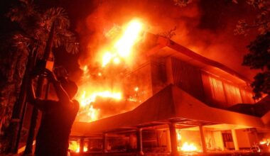 Tre døde i brann etter demonstrasjoner i Indonesia