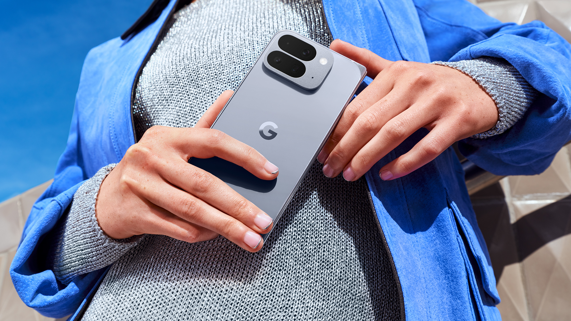 En person holder en grå Google Pixel 10 Pro Fold
