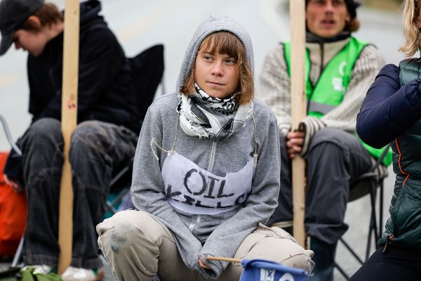 Mongstad 20250818. 
Greta Thunberg sammen med aktivister fra Extinction Rebellion under en aksjon ved Equinors oljeraffineri på Mongstad.
Foto: Paul S. Amundsen / NTB