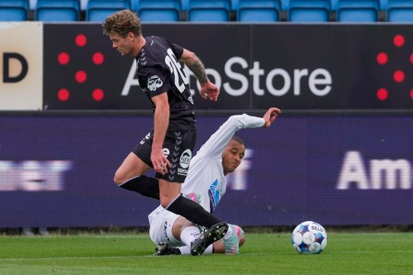 Haugesund 20250810. 
Sarpborgs Sondre Sørli og Haugesunds Bruno Leite i eliteseriekampen i fotball mellom Haugesund og Sarpsborg 08 på Haugesund Sparebank Arena.
Foto: Jan Kåre Ness / NTB