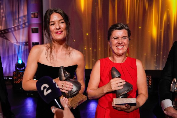Haugesund 20250816. 
Helga Guren (beste skuespiller i en hovedrolle) og Lilja Ingolfsdottir (beste norske film, beste manus og beste regi) under Amandaprisutdelingen i Festiviteten i Haugesund.
Foto: Jan Kåre Ness / NTB