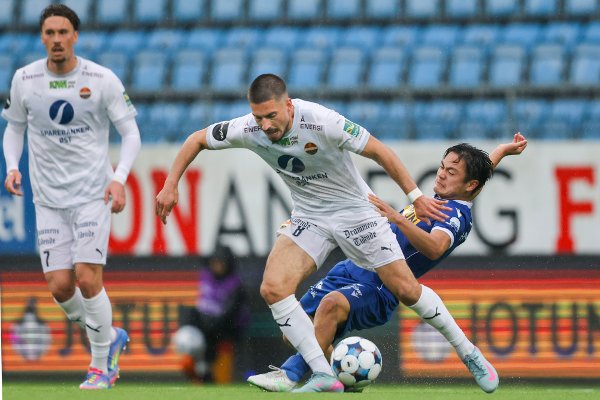 Sandefjord 20250525. 
Sandefjords Christopher Cheng t.h og Strømsgodsets Kreshnik Krasniqi under e liteseriekampen i fotball mellom Sandefjord Fotball og Strømsgodset på Jotun Arena. Nikolaj Möller t.v.
Foto: Trond R. Teigen / NTB