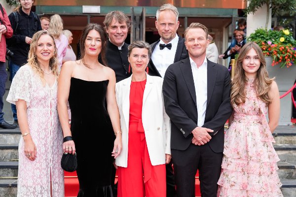 Haugesund 20250816. 
Gjengen bak filmen Elskling på den røde løperen under Amandaprisutdelingen i Festiviteten i Haugesund. Her med blandt annet regissør Lilja Ingolfsdottir (midten) og med hovedrollene Helga Guren og Oddgeir Thune ved siden av.
Foto: Jan Kåre Ness / NTB
