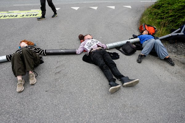 Mongstad 20250818. 
Aktivister fra Extinction Rebellion aksjonerer ved Equinors oljeraffineri på Mongstad.
Foto: Paul S. Amundsen / NTB