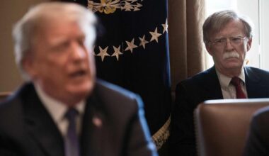 FBI-agenter stormer inn i huset til tidligere Trump-sikkerhetsrådgiver