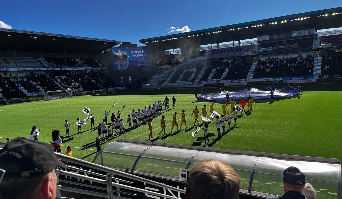 (+) Pinlig hjemmetap – pipekonsert på stadion - varden.no