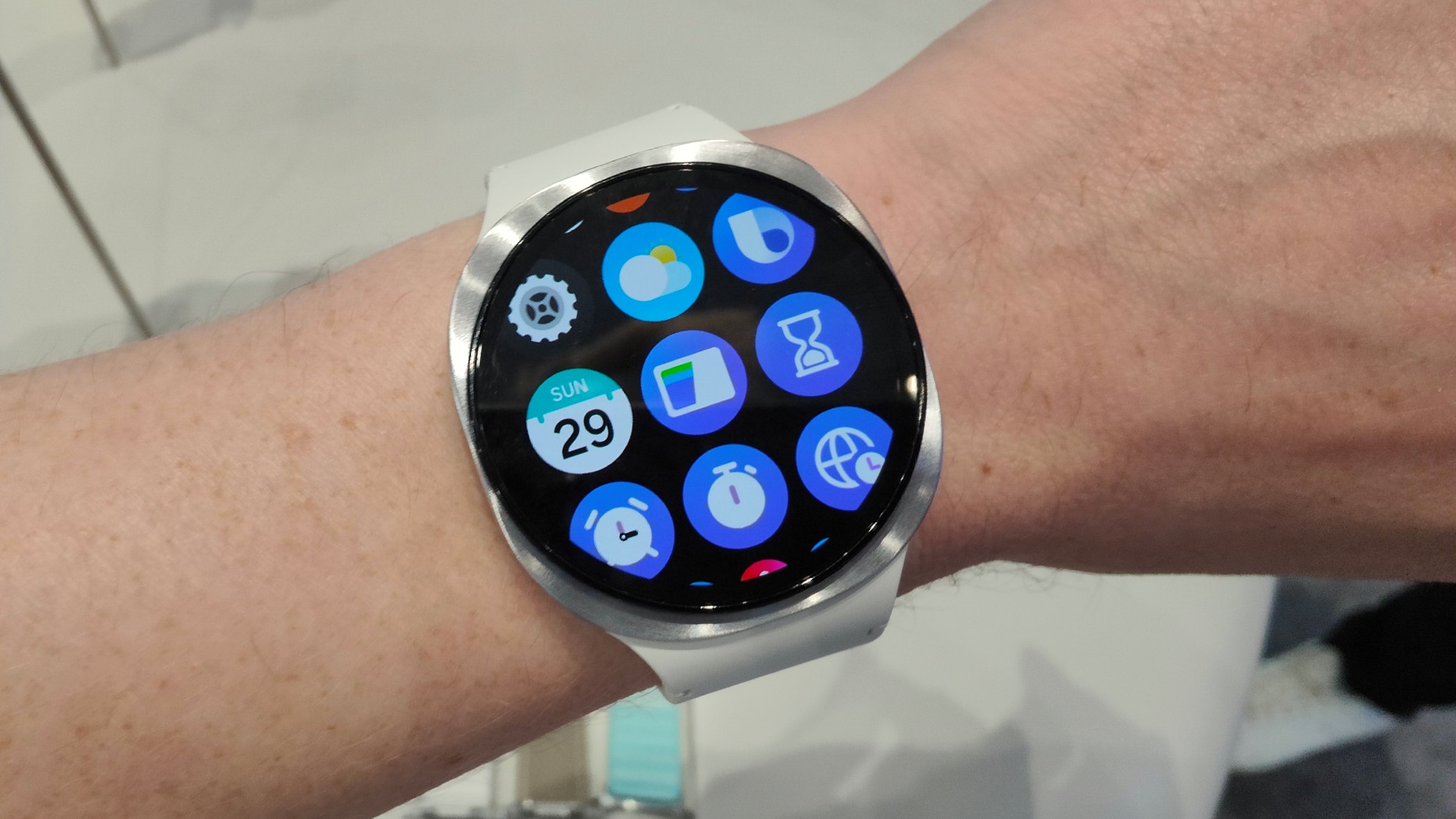 Samsung Galaxy Watch 8 runt et håndledd.