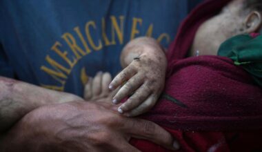 Minst 65 palestinere drept i israelske angrep