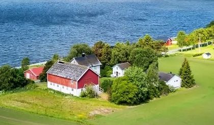 Unikt småbruk ved sjøen legges ut for salg: – Går generasjoner mellom slike muligheter