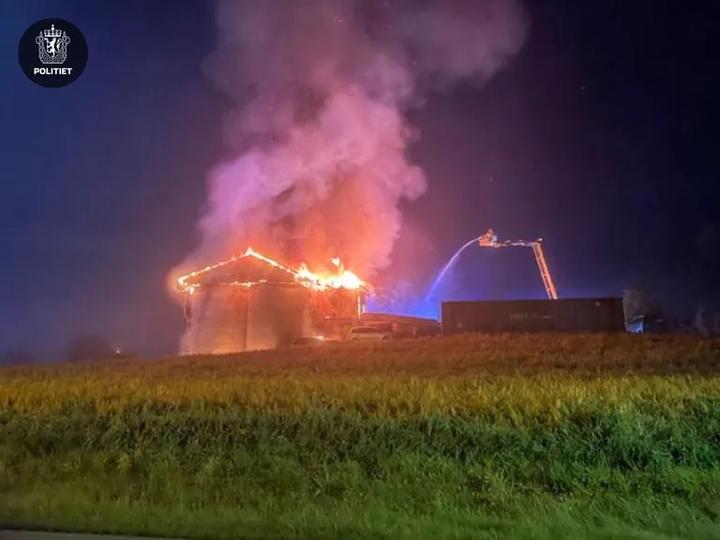 BMW-klubb rammet av brann – veteranbiler og båter i flammene