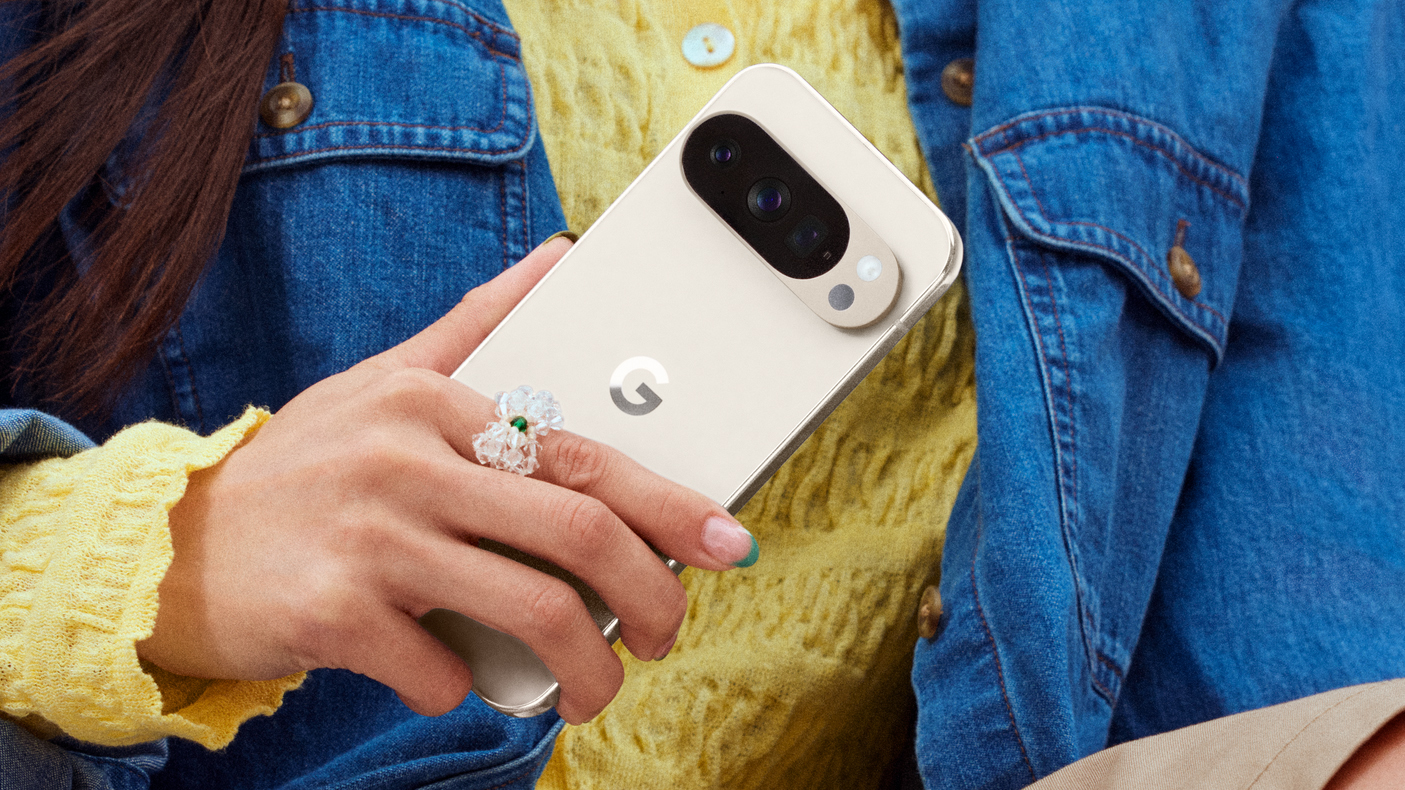 En hånd holder en hvit Google Pixel 10 Pro.