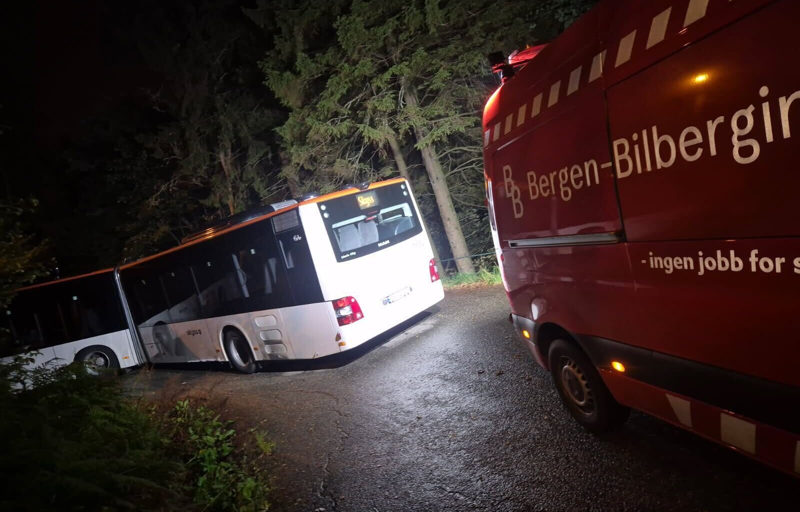 Nyhet, Munkebotn | Leddbuss kjørte seg fast i Munkebotn