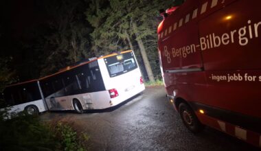Nyhet, Munkebotn | Leddbuss kjørte seg fast i Munkebotn