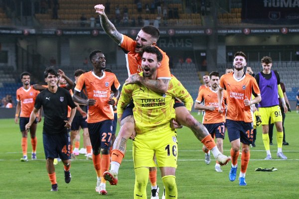 Basaksehir-spillerne jubler etter å ha slått Viking ut av Conference League med 4-2 over to kamper. Keeper Muhammed Sengezer var en av hjemmelagets store spillere, og avverget en gedigen Viking-sjanse på overtid.
