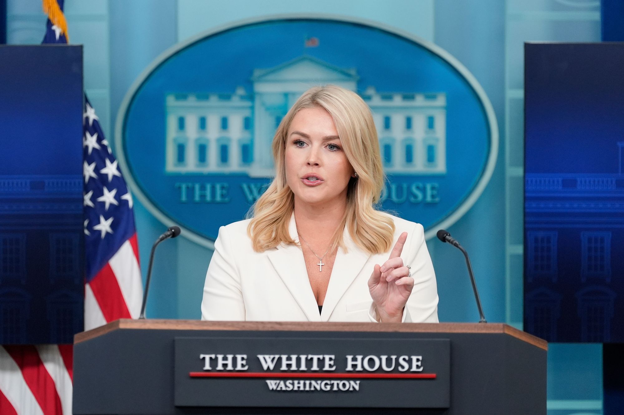 Pressesekretær Karoline Leavitt under pressekonferansen i Det hvite hus hvor hun fortalte om Donald Trumps tro på at Iphone kan produseres i USA.