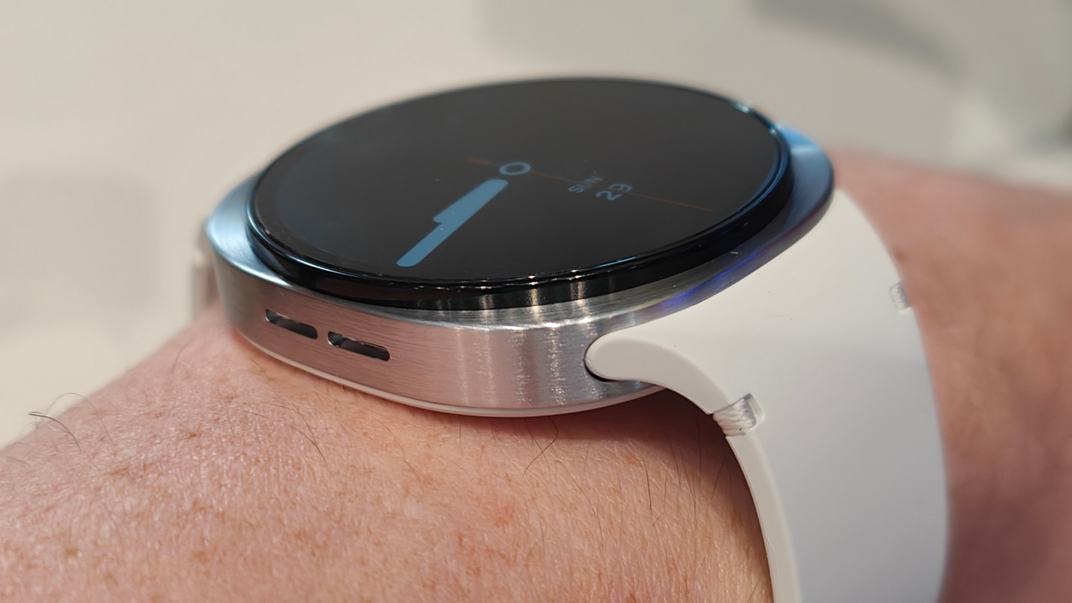 Samsung Galaxy Watch 8 i hvitt rundt et håndledd.