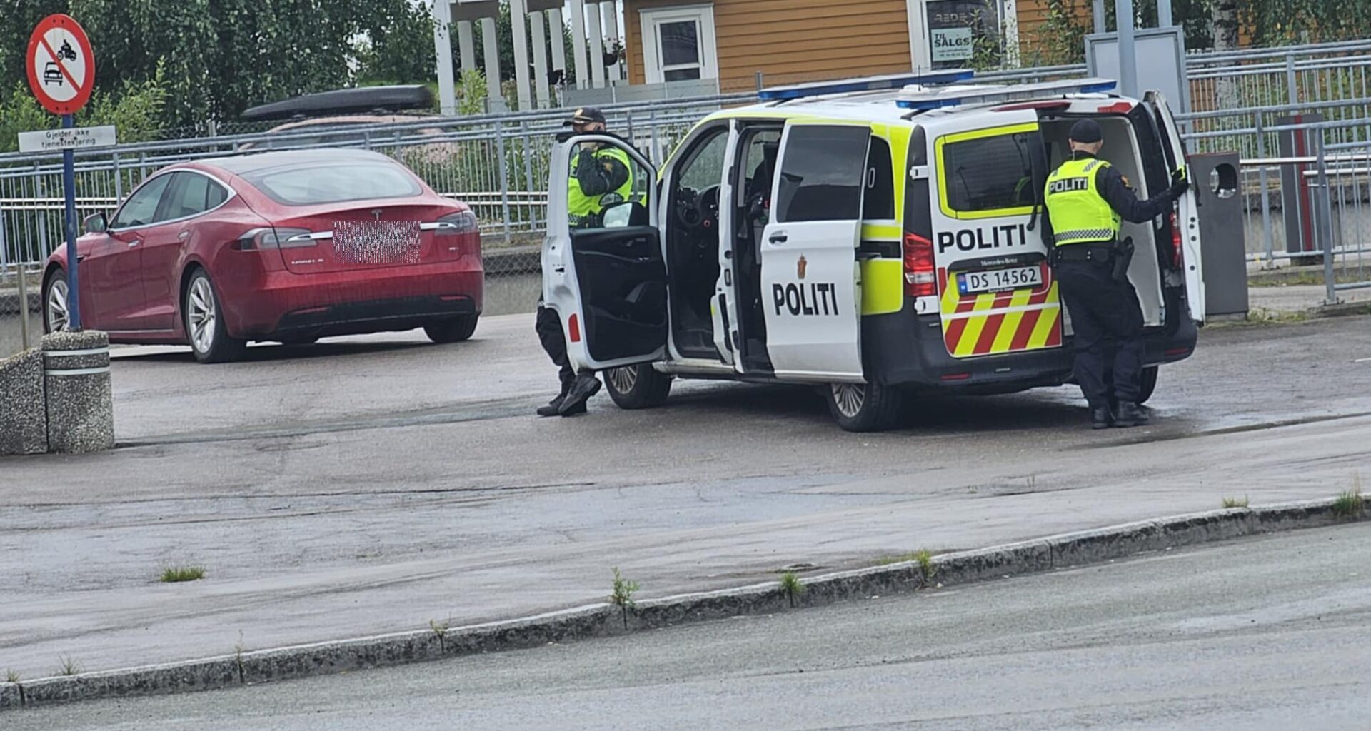 Trafikkmeldinger, Rana | Politiet stanset rød Tesla i sentrum av Mo i Rana etter melding om at fører skal ha «oppført seg rart»